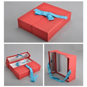 Bosca páipéar clóite saincheaptha le ribín