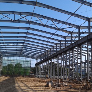 Foirgneamh cruach réamhdhéanta