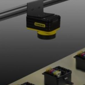 Seirbhís gléas Sainaitheanta Fís Ríomhaireachta Saincheaptha