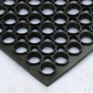 Mata rubair frith-dhuillín le poll draenála don chlós súgartha