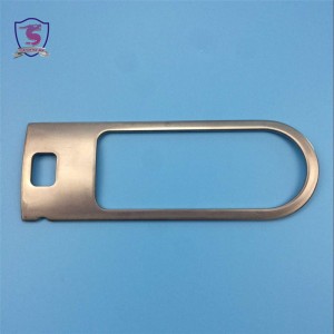 Snasú déanta as cruach dhosmálta monaraithe páirteanna