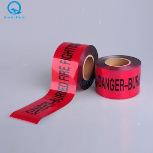 Scragall alúmanaim na hAstráile adhlactha STORMWATER Téip Rabhaidh faoi Thalamh; SEWER Téip Rabhaidh Underground; TÓGÁIL DÓITEÁIN Téip Rabhaidh faoi Thalamh