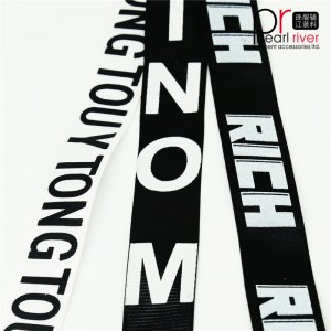 Téip ar ardchaighdeán dubh \u0026 bán