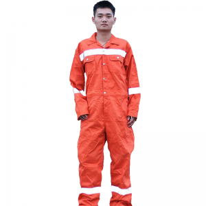 Saincheapadh éadaí i roinnt mórfhachtóirí a théann i bhfeidhm ar an bpraghas