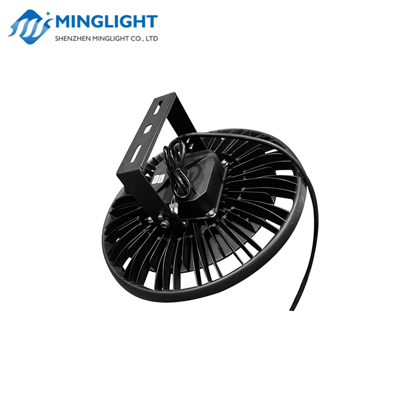 Faoi stiúir Solas Ard-Chuan HBX 240W