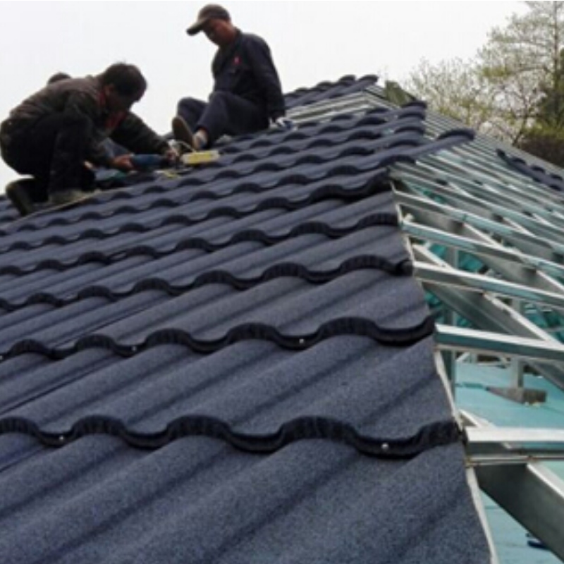 Modh suiteála déantóra tíleanna miotail daite cloiche