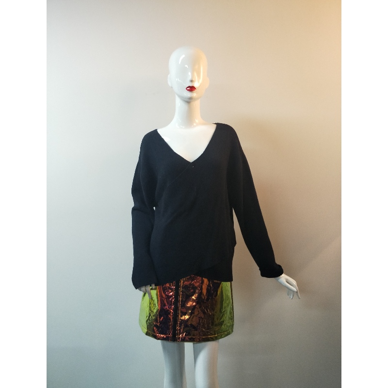 BAILIÚ PURE DUALGÓIREACHTA DUBH V-NECK RLWS0072F