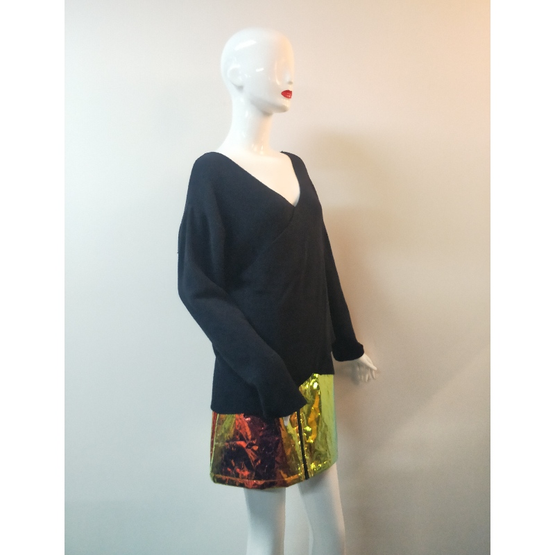 BAILIÚ PURE DUALGÓIREACHTA DUBH V-NECK RLWS0072F