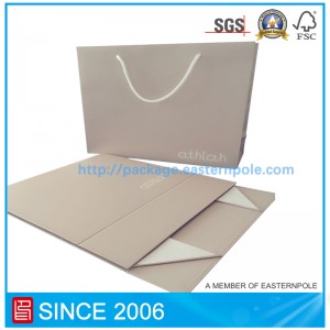 Cuir bosca páipéir agus mála páipéir ar éadaí do leanaí