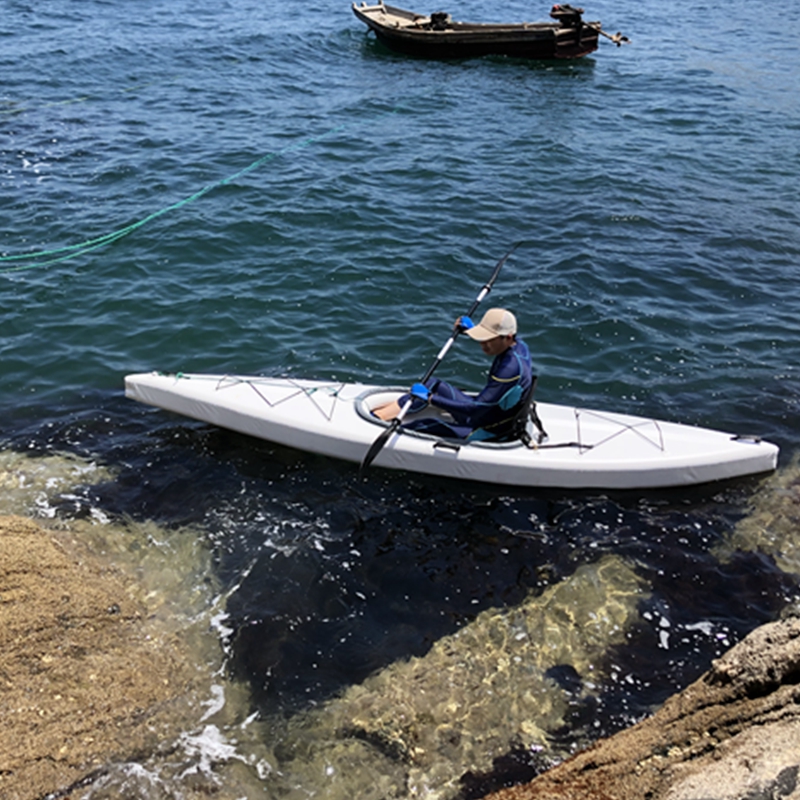 Kayaks inséidte suíochán aonair a rinneadh sa tSín