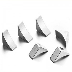 Magneti Permanenti in aghaidh an alternatore