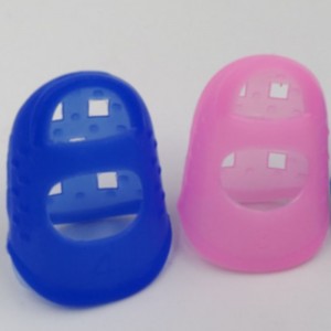 Clúdaíonn an mhéar-mhéar silicone an ghiotár silicone mar mhéar-chleachtas cleachtadh do thosaitheoirí trí chumhdach corr-mhéar