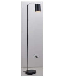 Lampa urláir le scáth miotail agus feidhm scátha a choigeartú