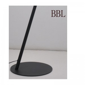 Lampa urláir faoi stiúir le scáth miotail