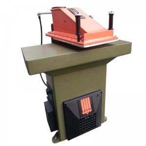 Ag déanamh bróg ag trasnú an mheaisín brú amháin