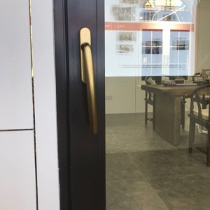 Doras sleamhnáin gloine