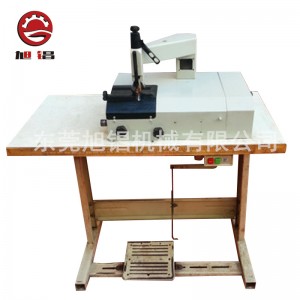 Bróg ag déanamh bróg buataisí meaisín