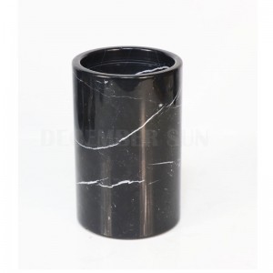 With fíon marmair dubh