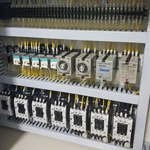 Bróg ag déanamh meaisín soilsithe uv