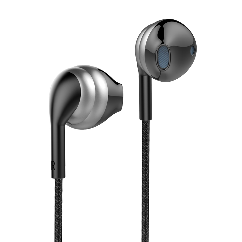 Compordach ag caitheamh leath earphone earphone sreinge sreinge atá deartha i gcluas