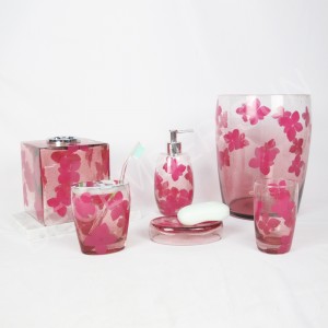 Gloine shoiléir a bhfuil gabhálais dhaite sa seomra folctha socraithe