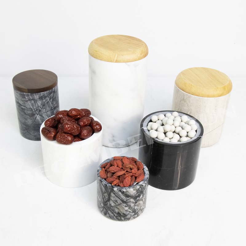 Próca marmair le héadaí cistine clúdaigh