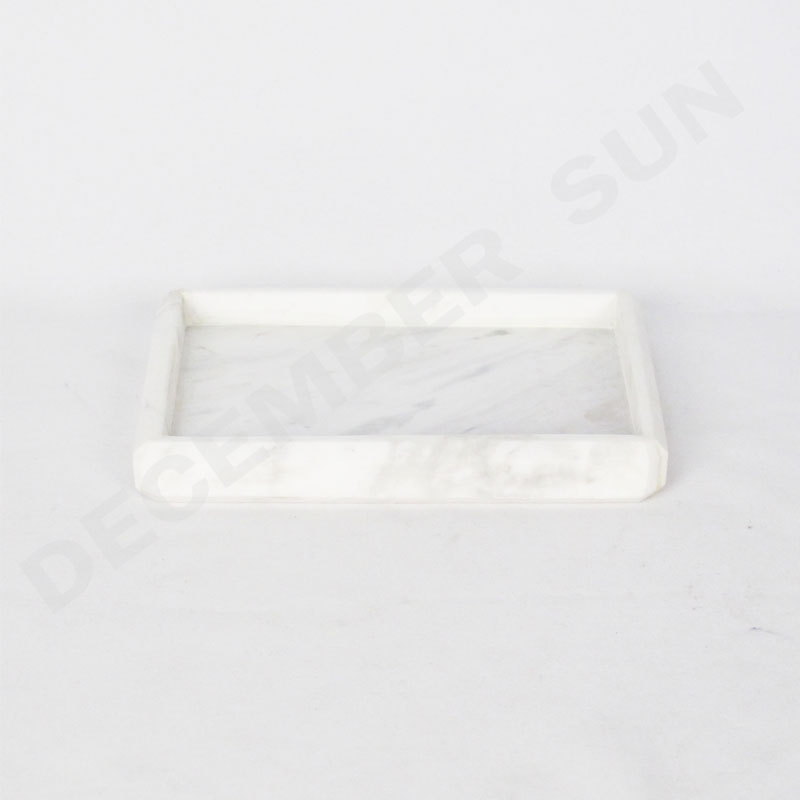 Socraigh tráidire bán marcáilte ag déanamh láimhe