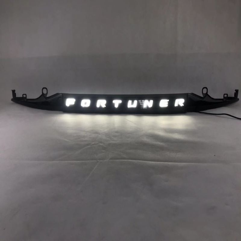 Garnish trunk le solas do Toyota Fortuner, lampa coscáin do Toyota Fortuner