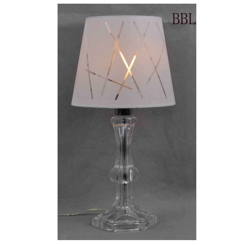 Lauapeatern, millel on riidevari ja läbipaistev akrüüllambi korpus