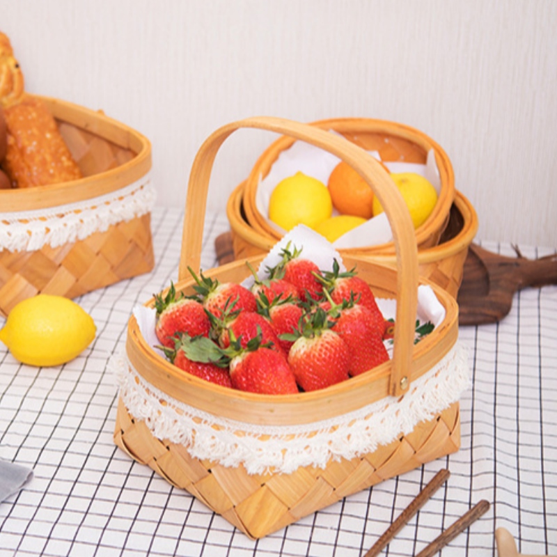 Puust valmistatud korv käepidemega