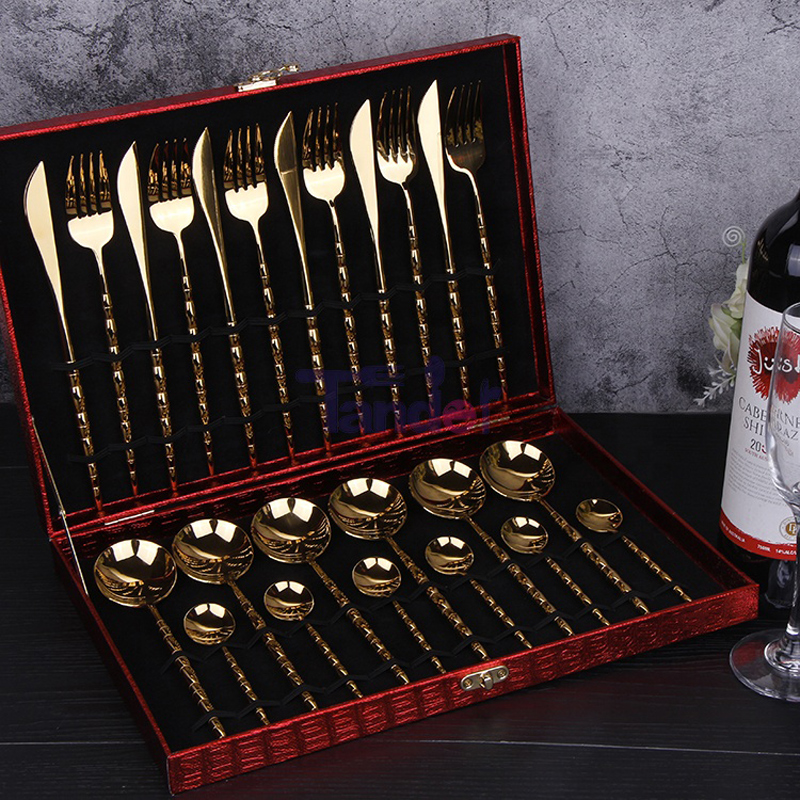 Flatware 24 Píosa 304 Cruach Dhosmálta 24 Pcs Sceanra Socraithe Bosca Adhmaid