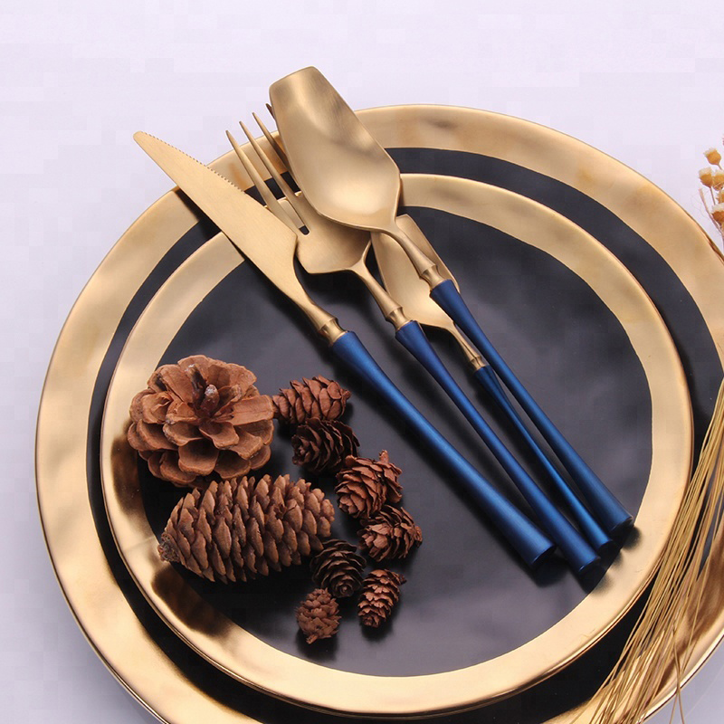 Sinise käepideme värvimine, õhukese vööga lauanõud, mis olid kullast roostevabast terasest söögiriistad.
