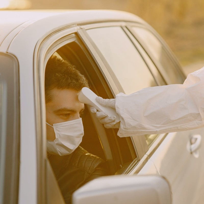 Ní mór dúinn gan ár n-iarrachtaí an eipidéim dhomhanda a chosc agus a rialú