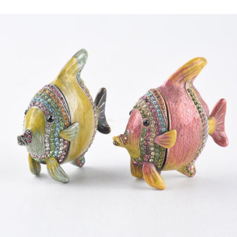 Doirt Bliain Nua Síneach fíon poircealláin gorm agus bán a dhoirteadh go huathoibríoch le bainise mhór Chorn Pota Fíon Dearg