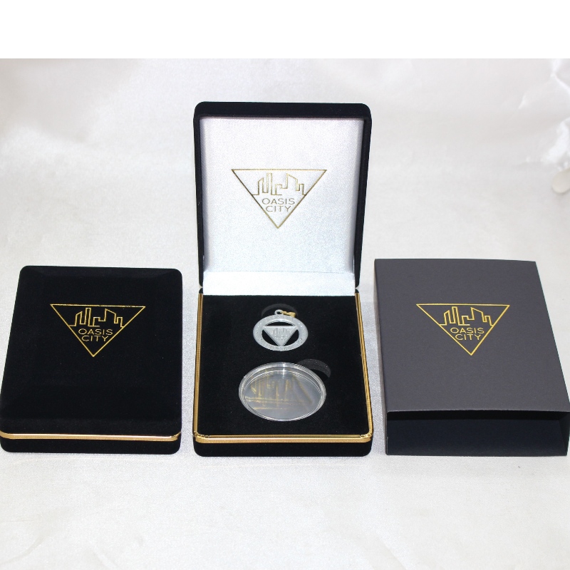 D-15 eritellimusel must ja punane velvetikast mündi, kaelakee ja medali eest