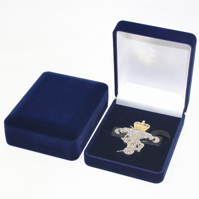 Mír D-22B cruth babhta Bosca Velvet le haghaidh mona, muince & suaitheantas, mm. 70 * 90 * 30, meáchain thart ar 60g