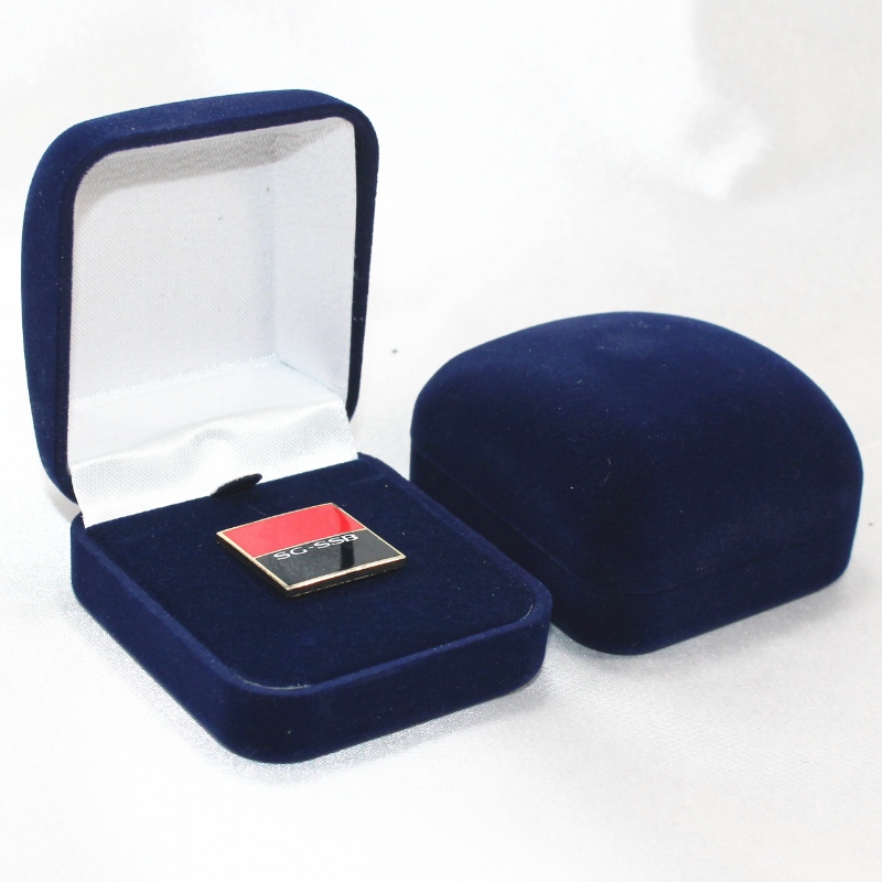 Mír F-2 Bosca Velvet cruth babhta le haghaidh fáinne, suaitheantas & bonn beag, mm. 52 * 57 * 34, meáchain thart ar 27g