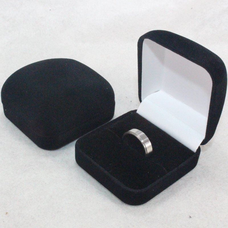 Mír F-2 Bosca Velvet cruth babhta le haghaidh fáinne, suaitheantas & bonn beag, mm. 52 * 57 * 34, meáchain thart ar 27g