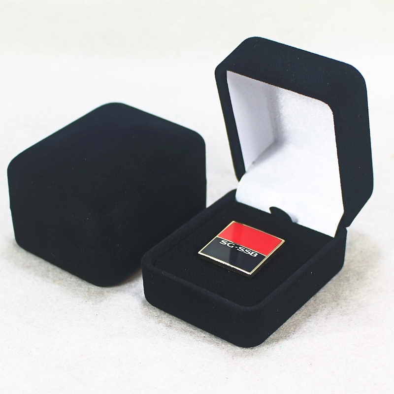 Mír F-20 Bosca Velvet cruth babhta le haghaidh fáinne, suaitheantas nó mona, mm. 45 * 55 * 38, meáchain thart ar 32g