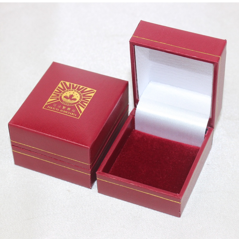 Mír V-07S cearnach Leatherette Plaisteacha Bosca páipéir le haghaidh trastomhas 25-30 mm mona, suaitheantas, fáinne srl. Mm. 46 * 53 * 32, meáchain thart ar 35g