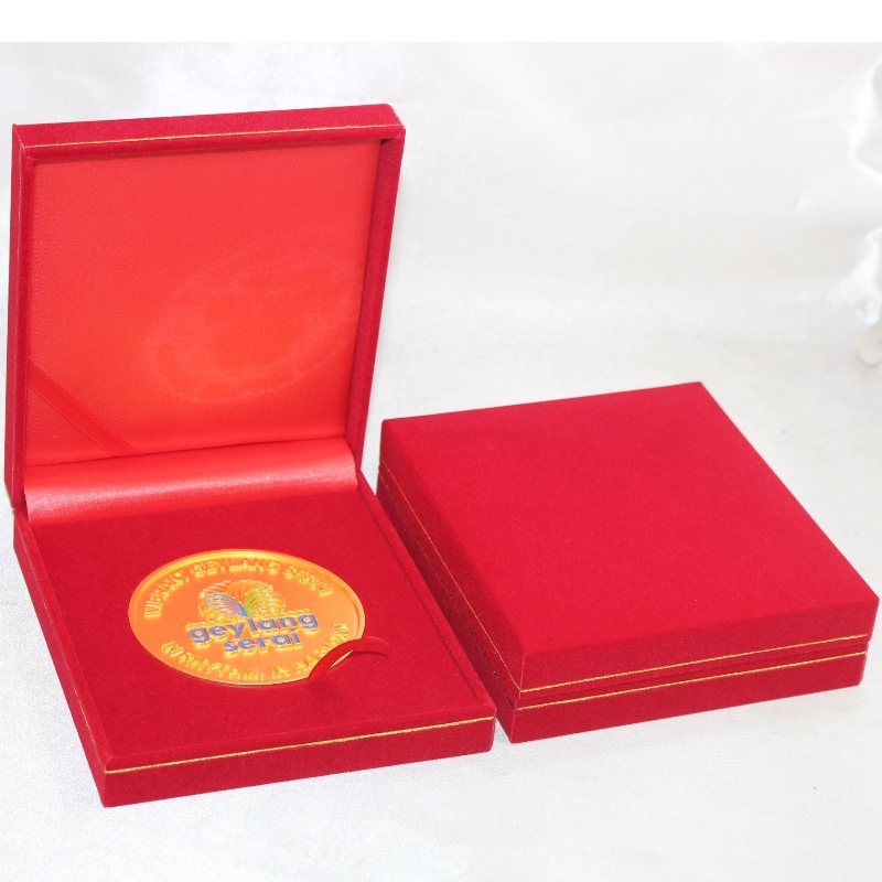 Mír V-19 bosca leathair PU cearnach le haghaidh mona, bonn & suaitheantas 90 * 90mm, srl. Mm. 110 * 125 * 33, meáchain thart ar 140g