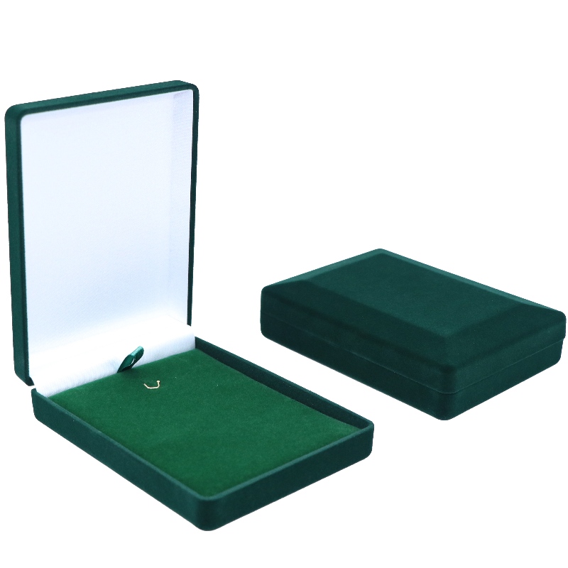 D-15 eritellimusel must ja punane velvetikast mündi, kaelakee ja medali eest