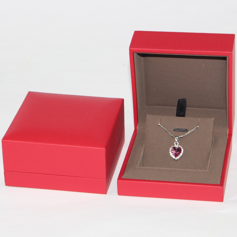 Täpne ehete pakkekarp. Kvaliteetne punane ehtekarp. Selle suurus on 90*90*45mm.