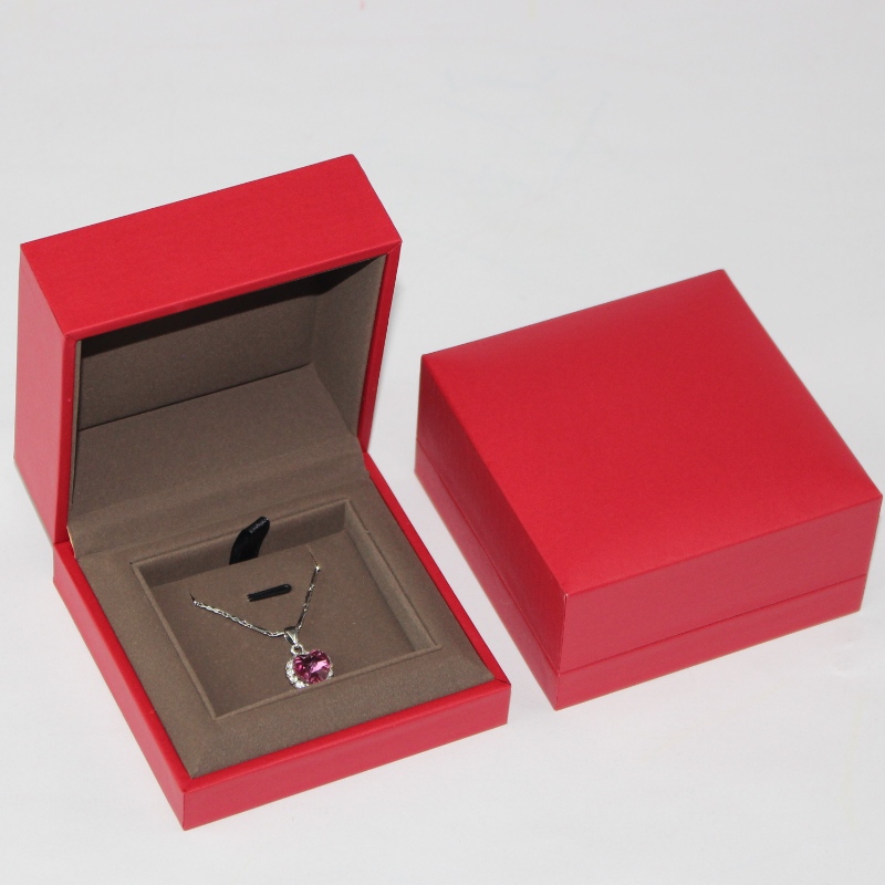 Täpne ehete pakkekarp. Kvaliteetne punane ehtekarp. Selle suurus on 90*90*45mm.