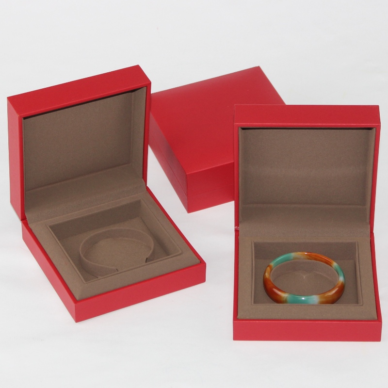 Täpne ehete pakkekarp. Kvaliteetne punane ehtekarp käsna vahuga, suurus on 115*115*115*45mm.