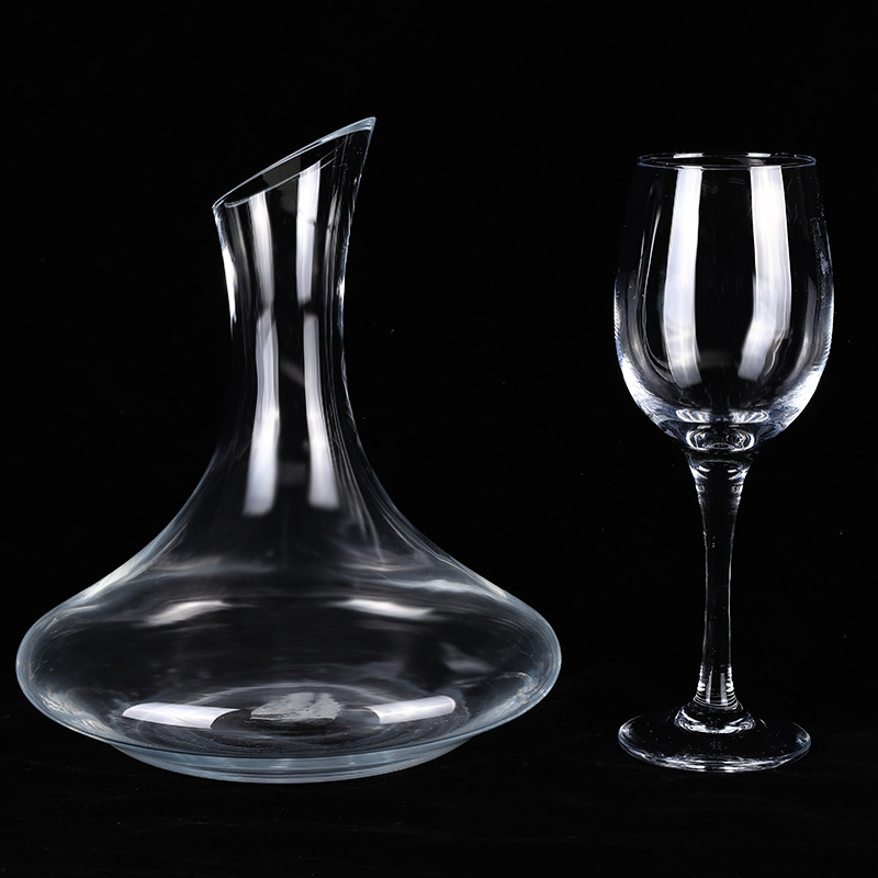 Is féidir Gloine Trédhearcach Decanter Fíon Nua 2020 Decanter Fíon Tilted Simplí Gan Láimhseáil a Shaincheapadh le haghaidh Mórdhíola