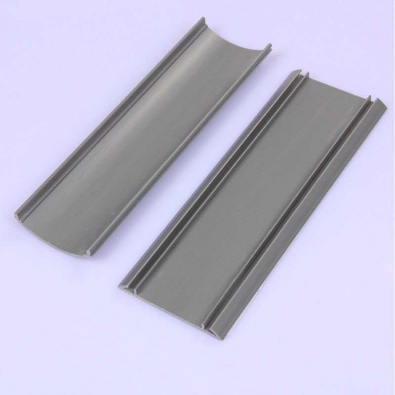 tá cosantóir cumhdaigh sreangán urláir sciathán cábla cumhdaigh corda do shreanga faoi dhíon glan agus sábháilte