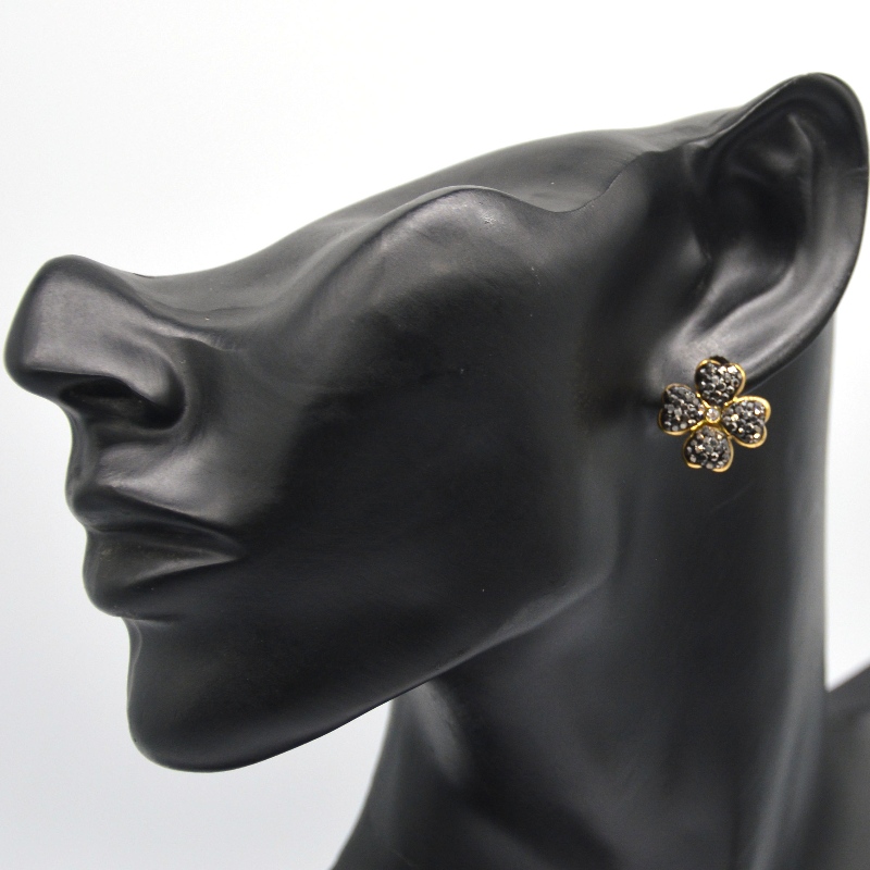 Is breá le cluaise seamair ceithre duilleog, atá oiriúnach do chailíní agus do mhná, cluaise dubh \/ bán cruth croí, monarcha próiseála seodra Ruifanbao na Síne