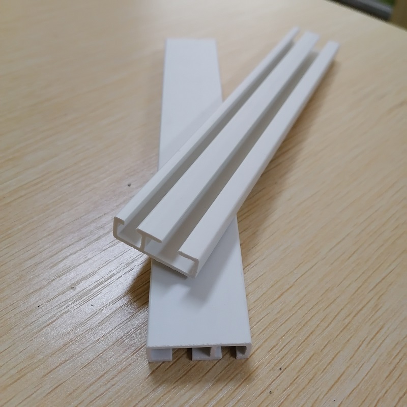 próifíl rásbhealaigh chruthach E cruth pvc Rigid deartha agus saincheaptha do chuid sleamhnáin imbhalla