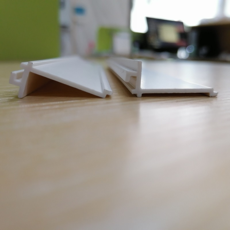 Monaróir na Síne do phróifíl cainéal pvc l próifíl cruth pvc l stiall pvc l le haghaidh maisiú foirgneamh